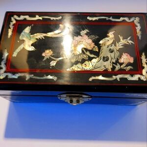 ASIAN Black Lacquer Jewelry Box Wood Carved Hand Etched Two tones art Red Interi